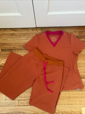 Figs Short Sleeve Scrub Set in Rust with Hot Pink Trim